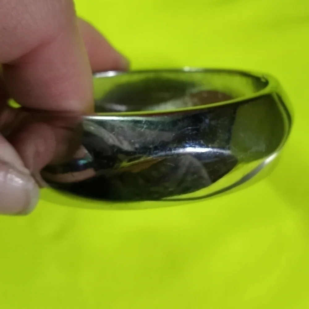 Silvertone smooth wavy hinged bracelet 2 x 2.5 i.d.